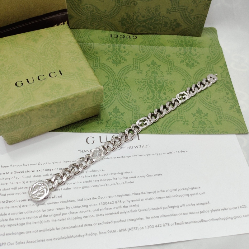 G*u*i necklaces